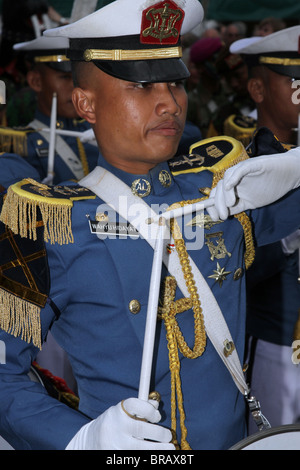 L'équipage de la marine indonésienne Sea Cadet, un membre de l'équipe de l'KRI Dewaruci. Marin Marcher en l'uniforme à l'Hartlepool 2010 Course des grands voiliers et Regatt Banque D'Images