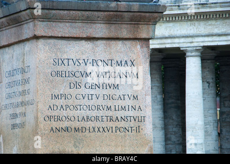 L'écriture sur un monument (Obélisque) à Saint Peter's square, Vatican, Rome, Latium, Italie Banque D'Images