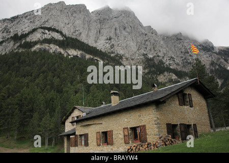 Refugi Estasen sur les pentes de la fourche de 2500m dans le Massif de Pedraforca Serra del Cadi montagnes Pyrénées Catalogne Espagne Banque D'Images