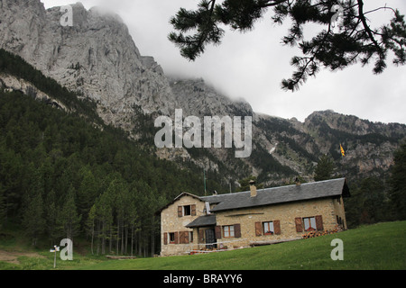 Refugi Estasen sur les pentes de la fourche de 2500m dans le Massif de Pedraforca Serra del Cadi montagnes Pyrénées Catalogne Espagne Banque D'Images