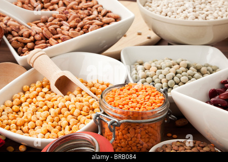 Variété de légumes dans des bols et verres Banque D'Images