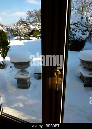 Dans la neige épaisse sur le jardin par des portes en verre l'Angleterre Banque D'Images