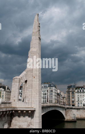 Pont de la Tournelle, Pont Saint Louis, avec la statue de Sainte Geneviève, Paris, France Banque D'Images