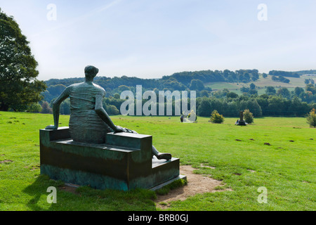 Yorkshire Sculpture Park avec Henry Moore violée "Femme assise" dans l'avant-plan, Wakefield, West Yorkshire, England, UK Banque D'Images