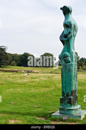 Henry Moore's 'motif vertical No 9' dans le Yorkshire Sculpture Park, Wakefield, West Yorkshire, England, UK Banque D'Images