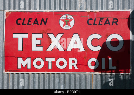 Ancienne enseigne publicitaire pour les huiles à moteur Texaco Banque D'Images