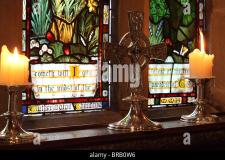 Eglise st Prestbury Pitter religieux chrétiens du livre de prières du matin bougie vitrail préparation catholique patrimoine religiou Banque D'Images