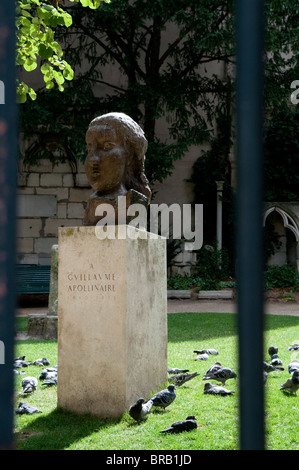 Statue de Guillaume Apollinaire dans le petit parc à côté à l'église de Saint-Germain des Prés, Paris, France Banque D'Images