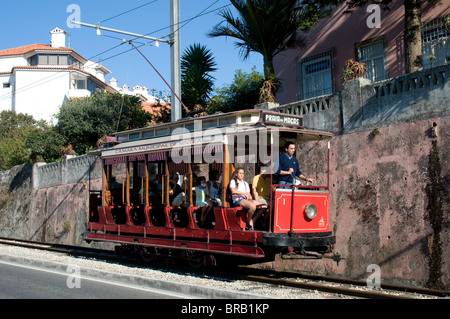 Ce tram vintage fonctionne sur une route entre Sintra et la station balnéaire de paria das Macas à 11 kilomètres de là. Banque D'Images