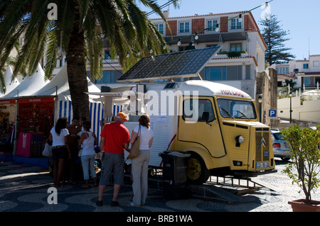 Une vieille Citroën van a été converti en un blocage de hot-dog mobile complet avec des panneaux solaires sur le dessus. Banque D'Images