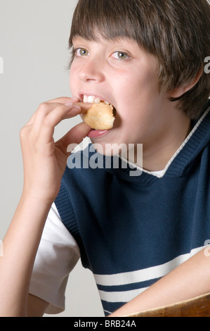 Faim manger malbouffe alimentation big huge beignets sucrés sucre aliments voraces en croissance de plus en plus de poids face à la farce du corps bouche dents ch Banque D'Images