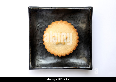 Un mince pie Noël carré noir sur plaque. Banque D'Images