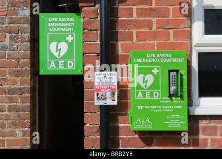 Défibrillateur externe automatisé utilisé pour traiter les crises cardiaques dans les zones rurales. C'est à Skirmett, Buckinghamshire, England, UK Banque D'Images