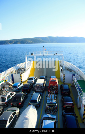 Un ferry avec les voitures en direction de Merang sur l'île de Cres, Croatie Banque D'Images