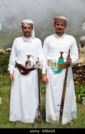 Deux hommes en robe traditionnelle yéménite à Al Hajjarah, Yémen Banque D'Images