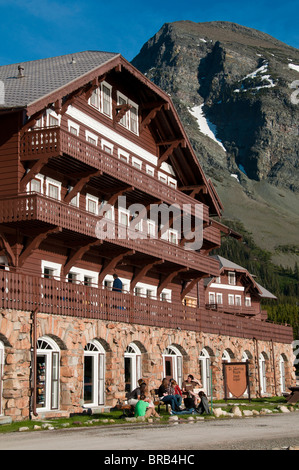 Vue sur le lac, l'hôtel de nombreux glaciers, Glacier National Park, Montana. Banque D'Images