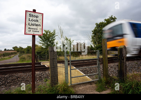 Passage à niveau piétonnier Rural, Claydon, Banbury, Oxfordshire, UK - Chiltern Railways passenger train passant. Banque D'Images