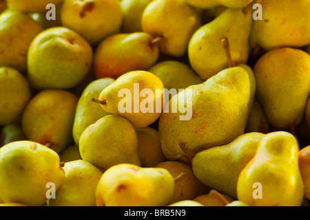 Tas de Poires Bartlett jaune en vente au marché de fermiers Banque D'Images