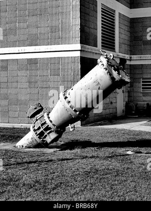 Tuyau de sortie sortie à la station de relevage des eaux usées industrielles en acier en face de la station de pompage le bâtiment b et w Banque D'Images