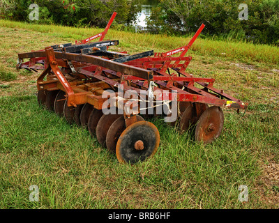 La construction de l'équipement lourd niveleuses tracteur charrue coupe disque travaux routiers Banque D'Images