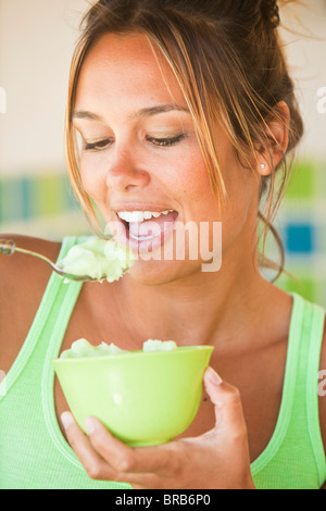 Woman eating ice cream Banque D'Images