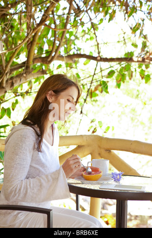 Woman reading e-livre sur balcon Banque D'Images