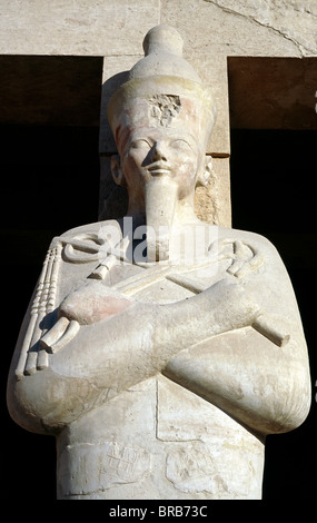 L'une des statues Osiride qui gardaient la tombe de la reine Hatshepsout (avant tout des nobles dames) de Deir el Bahari à Louxor en Cisjordanie. Banque D'Images