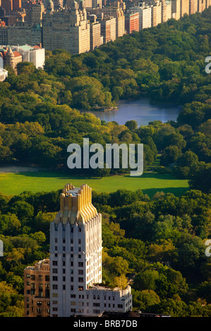 Tôt le matin, vue sur Central Park et les bâtiments de l'Upper West Side à Manhattan, New York City USA Banque D'Images