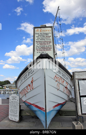 Premier moteur hors-bord bateau pour traverser l'Océan Atlantique sur l'affichage à l'accueil port de Freeport Long Island NY Banque D'Images