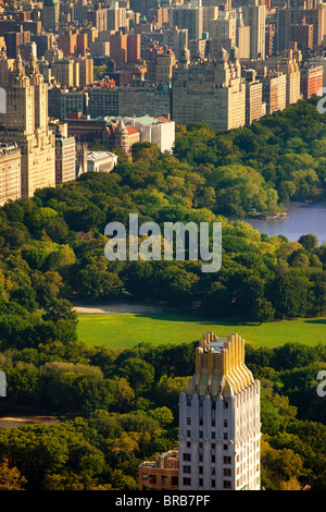 Tôt le matin, vue sur Central Park et les bâtiments de l'Upper West Side à Manhattan, New York City USA Banque D'Images