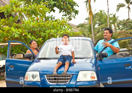 Les jeunes de la famille mexicaine avec voiture Banque D'Images