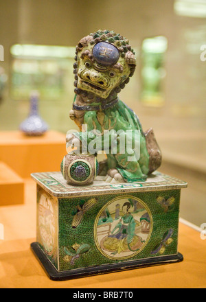 Lion Chinois ancien figure, famille verte émaux sur porcelaine biscuit - Chine, règne de Kangxi, 1662 Banque D'Images