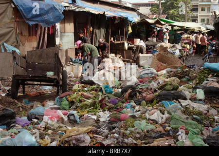 Les déchets en décomposition sont empilés à côté de maisons de squatteurs à Phnom Penh, Cambodge. Banque D'Images