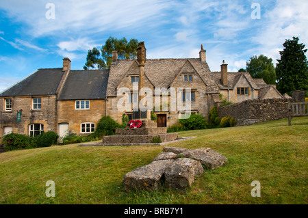 Cottages en pierre et War Memorial, Guiting Power, Gloucestershire, Cotswolds, Royaume-Uni Banque D'Images