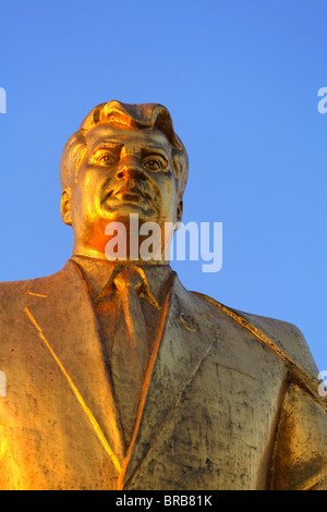 - Turkménistan Ashgabat - Berzengi - statue en or de Niazov dans le parc de l'indépendance Banque D'Images