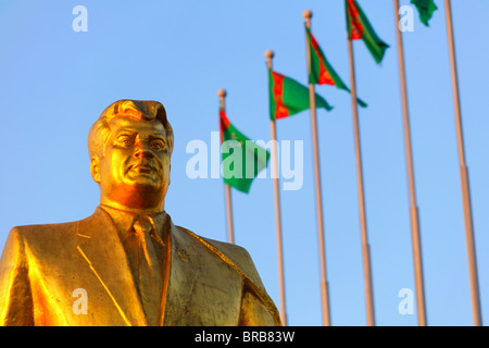 - Turkménistan Ashgabat - Berzengi - statue en or de Niazov dans le parc de l'indépendance Banque D'Images