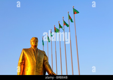 - Turkménistan Ashgabat - Berzengi - statue en or de Niazov dans le parc de l'indépendance Banque D'Images