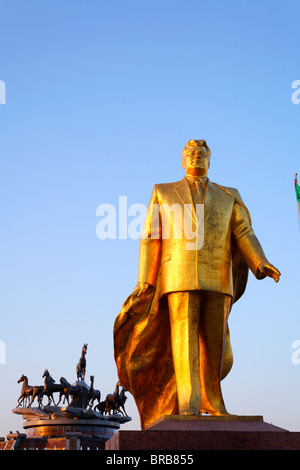 - Turkménistan Ashgabat - Berzengi - statue en or de Niazov dans le parc de l'indépendance Banque D'Images