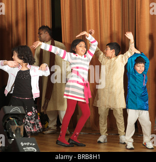 Danse enfants aux célébrations du Diwali Wandsworth Town Hall Londres Angleterre Banque D'Images