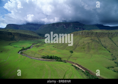 Image aérienne de tepuis montrant du côté sud de la vallée de l'Auyantepuy Uruyen, Parc national Canaima, UNESCO, Venezuela Banque D'Images