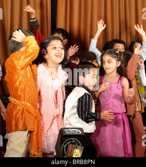 Danse enfants aux célébrations du Diwali Wandsworth Town Hall Londres Angleterre Banque D'Images