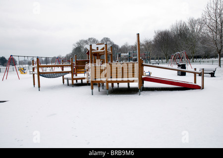 Un parc d'enfants dans la neige avec une jungle de sport Banque D'Images