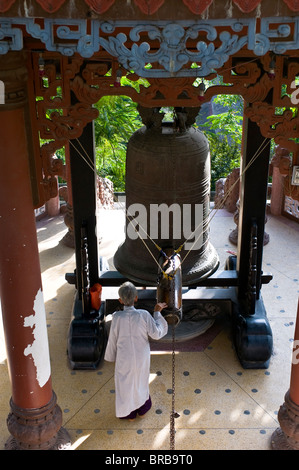 Sonnerie Nun un géant bell, la Pagode Long Son, Vietnam, Indochine, Asie du Sud-Est, l'Asie Banque D'Images