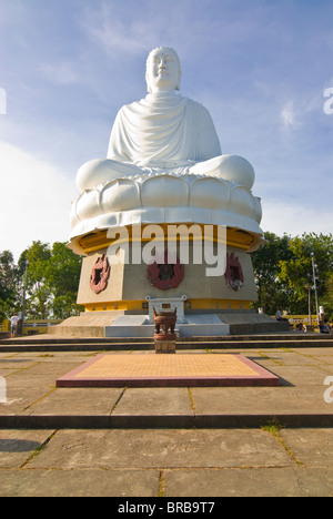 Bouddha géant à la Pagode Long Son, Nha Trang, Vietnam, Indochine, Asie du Sud-Est, l'Asie Banque D'Images