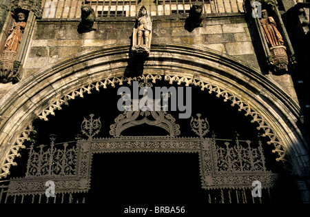 Détail de la galerie d'entrée gothique manuélin metal gate et de la cathédrale de Braga, dans le nord de la province du Minho au Portugal. Banque D'Images