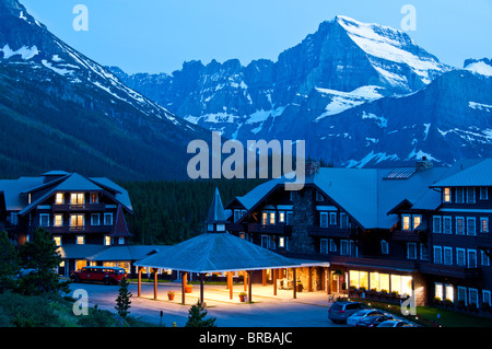 De nombreux glaciers Hôtel au crépuscule, Glacier National Park, Montana. Banque D'Images