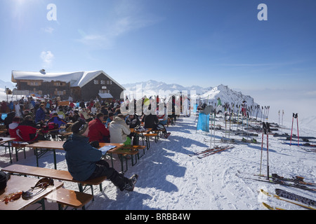 Ulmer Hutte Restaurant de montagne à St Anton am Arlberg dans la neige de l'hiver, Tyrol, Alpes autrichiennes, Autriche Banque D'Images