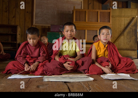 Groupe de jeunes moines bouddhistes Chimi Lhakhang, l'apprentissage, le Bhoutan Banque D'Images