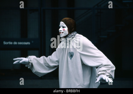 France Ile de France Paris Centre George Pompidou dans les Halles Beauborg Artiste Mime habillé en clown Pierrot l'exécution Banque D'Images