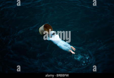 Honshu au Japon traditionnel des femmes Toba Pearl Diver natation dans l'eau avec tonneau en bois pour recueillir les huîtres à la ferme de Mikimoto Banque D'Images